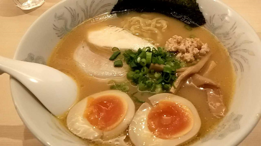 鶏白湯ラーメン