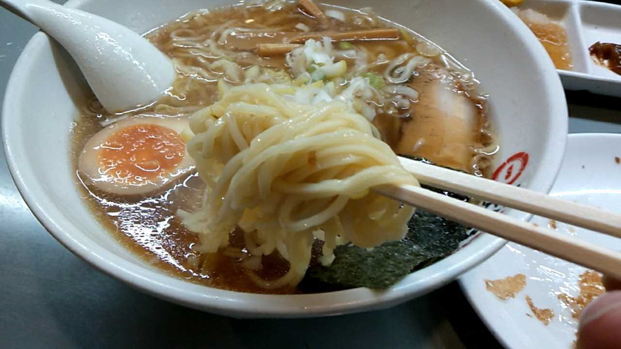 大島ラーメンのちぢれ麺