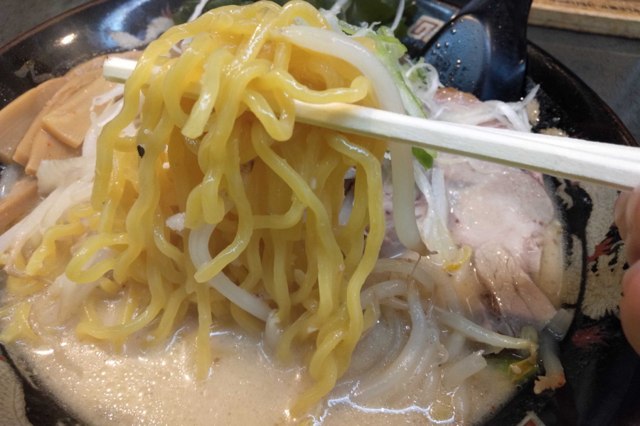 札幌味噌ラーメンのちぢれ麺