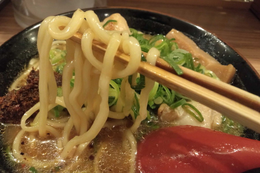 麺は中太の美味しいモチモチ麺