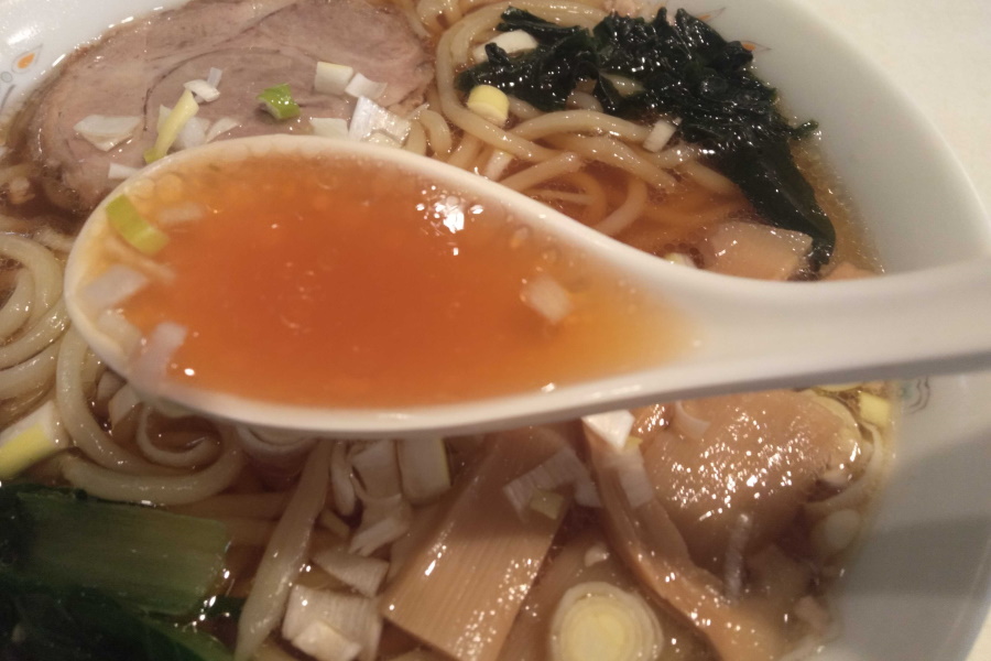 手打ちラーメンのスープ