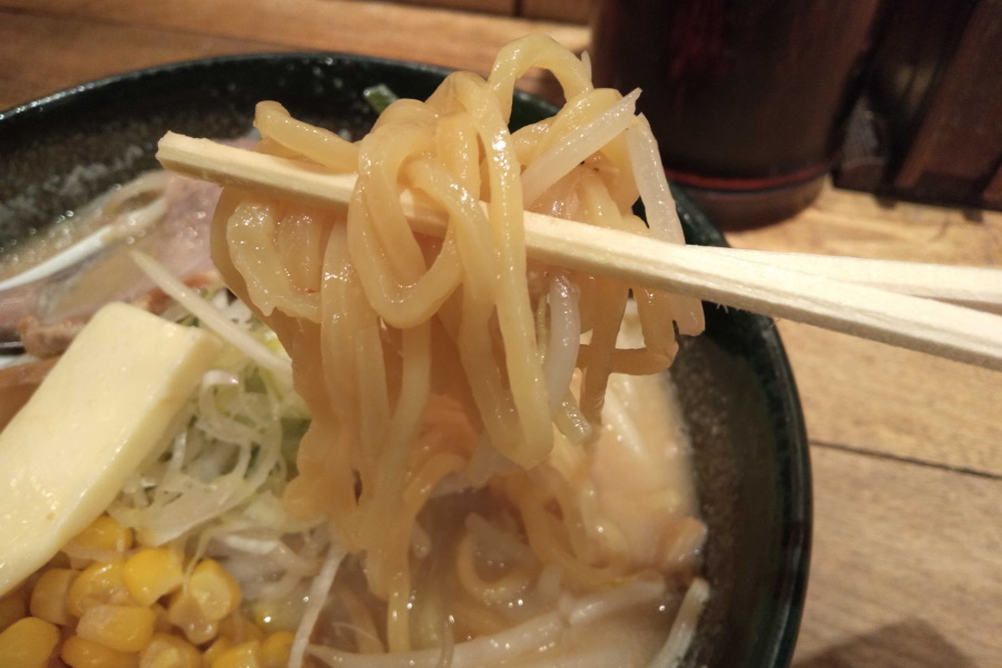 味噌バターコーンラーメンの麺