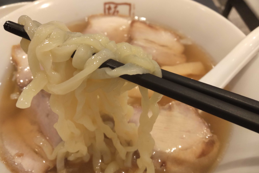 平打ち縮れ麺