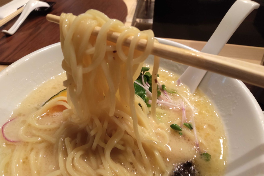 鶏白湯Soba トリュフ仕立ての麺