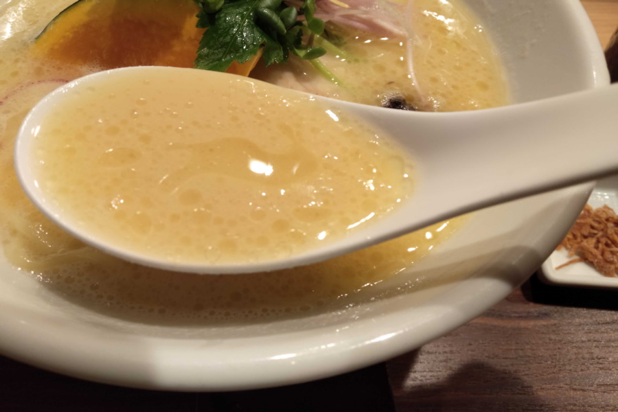 鶏白湯Soba トリュフ仕立てのスープ