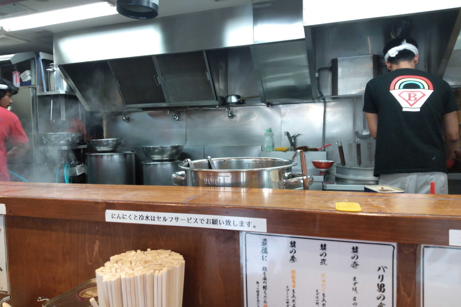 らーめん バリ男 新橋本店の店内