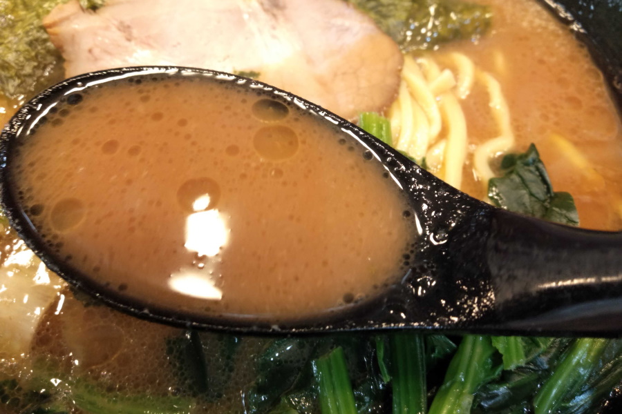 濃厚な豚骨醤油スープ
