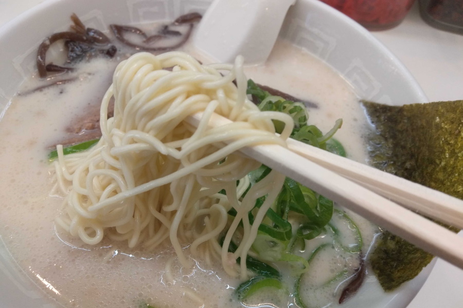 とんこつラーメンの細麺