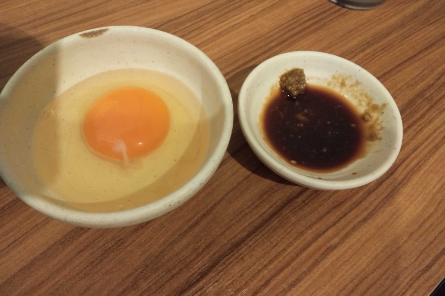 生卵とわさび醤油