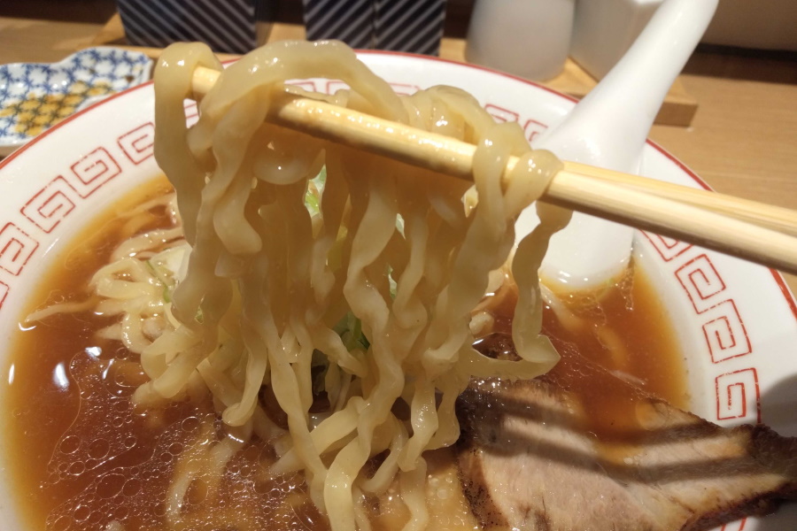 醤油ラーメンの麺