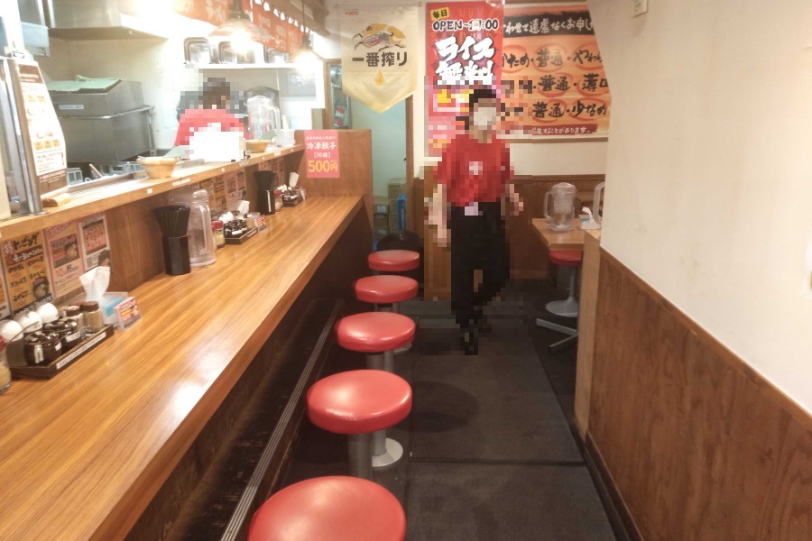 横浜家系ラーメン 壱角家 新橋店の店内