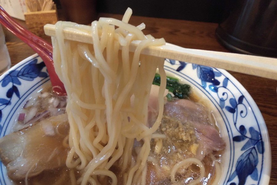 醤油らぁ麺の麺