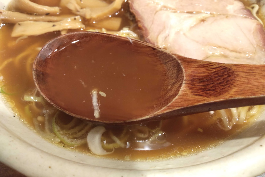 醬油ラーメンのスープ