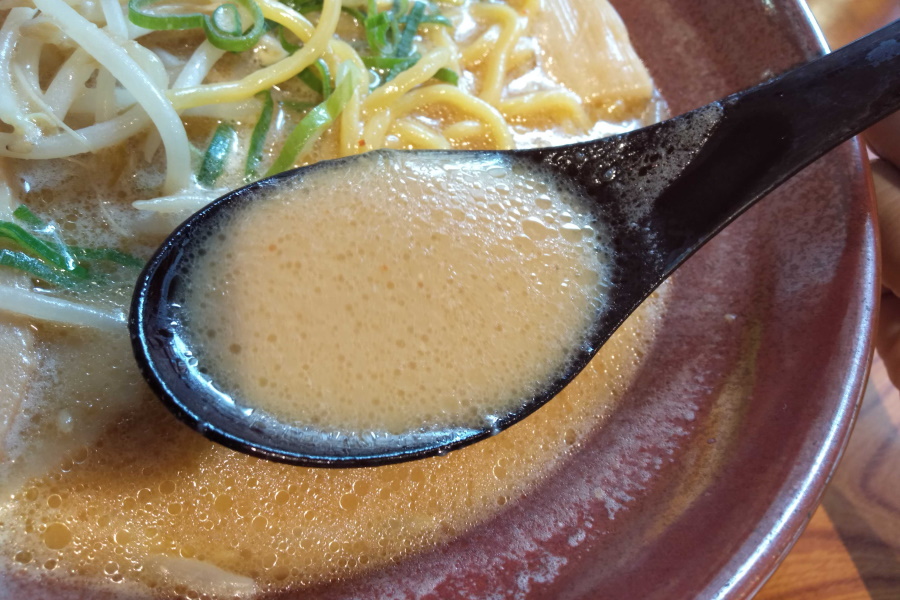 赤味噌ラーメンのスープ