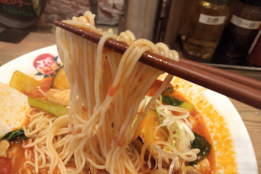 太陽の茄子ラーメンの麺