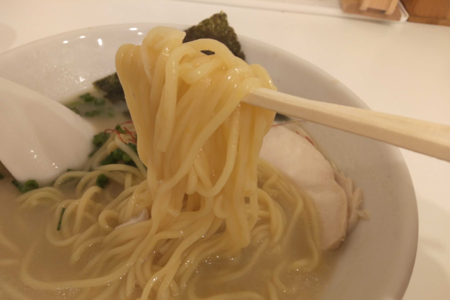 鶏白湯ラーメンの麺