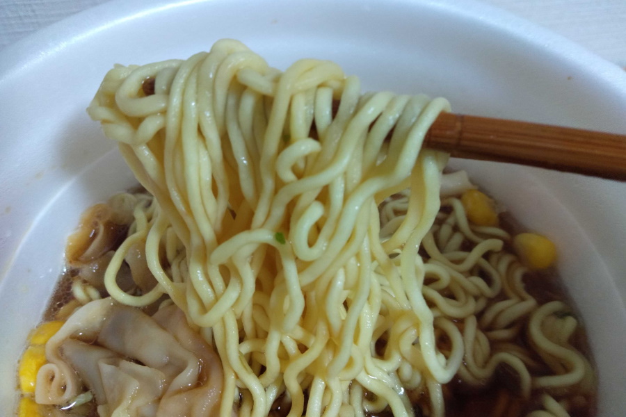 ごつ盛りワンタン醤油の麺