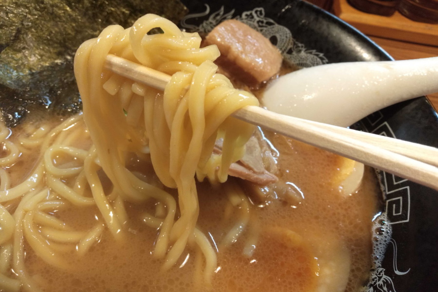 黒丸ラーメンの麺