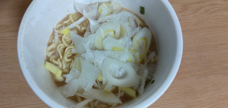 カップ麺に長ネギ