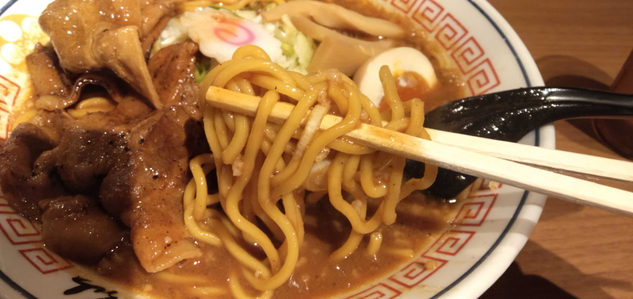 ストレートの中太麺