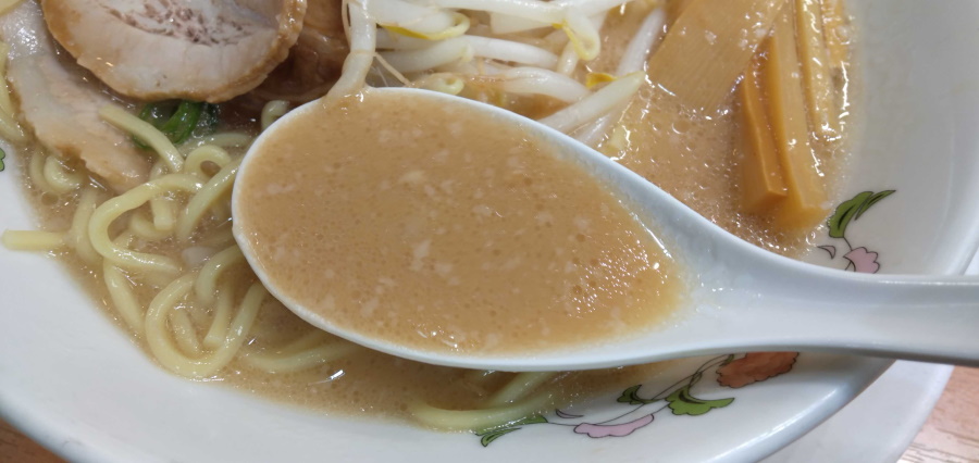 背脂たっぷりの豚骨醤油スープ