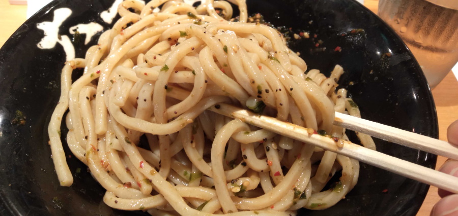 生七味と混ぜ混ぜした麺