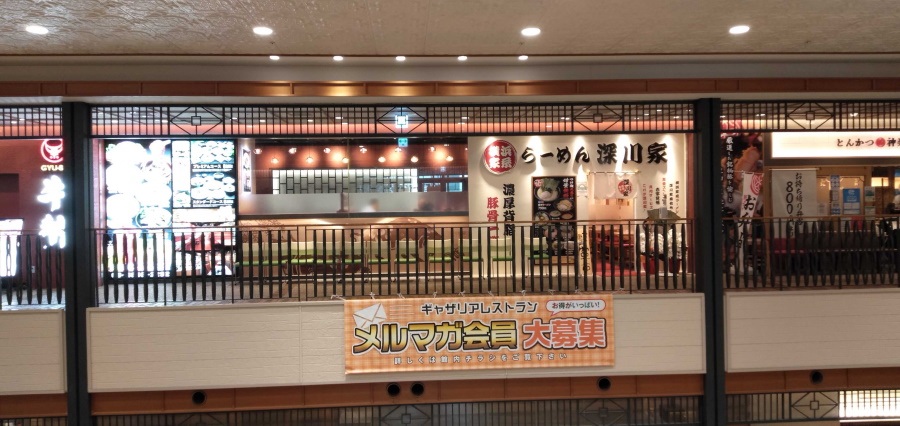 お店は2階