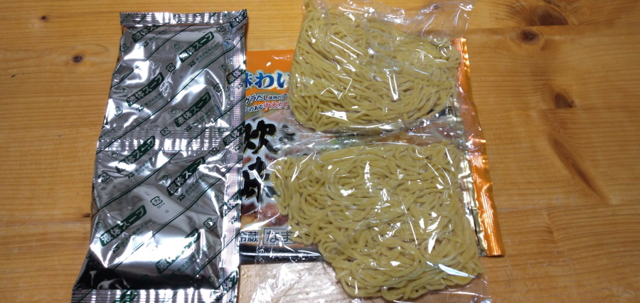 麺2つと液体スープ2つ