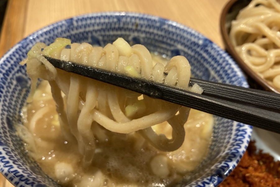 中太麺をつけ汁にドボン