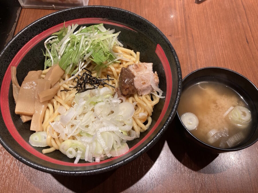 看板メニューの油そば